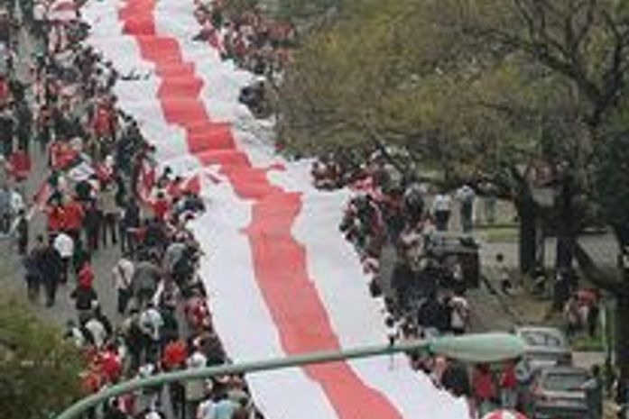 Torcedores do River Plate apresentam maior bandeirão do mundo