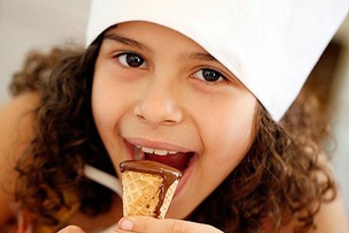 Menina do lixão de ‘Avenida’ ajuda a mãe a vender doces para viver