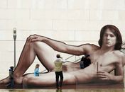 Anúncio de mostra em museu de Viena chama atenção com nu gigante