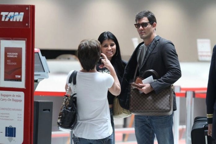 Adauto, é você? Juliano Cazarré é clicado com pinta de galã no Rio