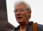 Richard Gere é expulso de restaurante ao 'cantar' loira casada