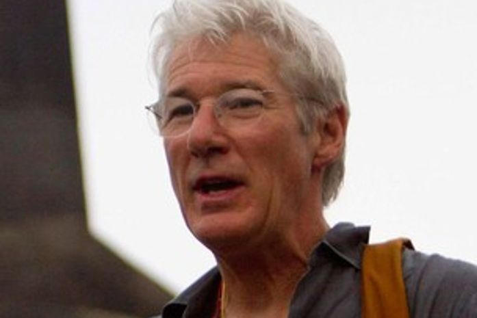 Richard Gere é expulso de restaurante ao 'cantar' loira casada