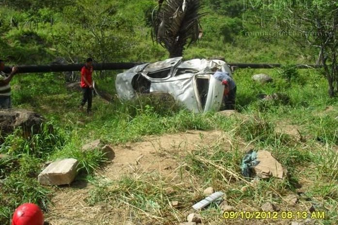 Veículo ficou totalmente destruído
