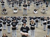 Contra crueldade animal, grupo posa com 100 bichos mortos em protesto