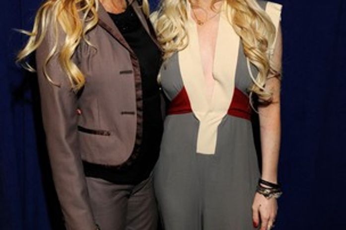 Confusão em família: briga entre Lindsay Lohan e mãe seria por causa de dinheiro