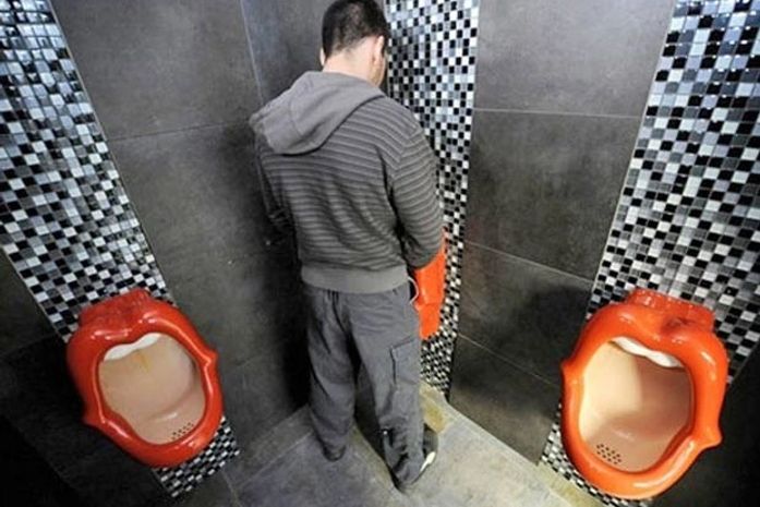 Após protesto, bar de Sydney remove urinóis em formato de boca feminina