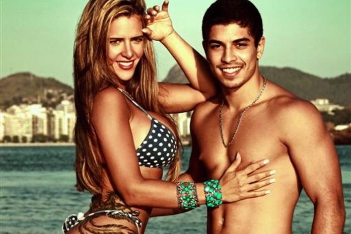 Furacão da CPI e Douglas Sampaio posam em traje de praia para catálogo