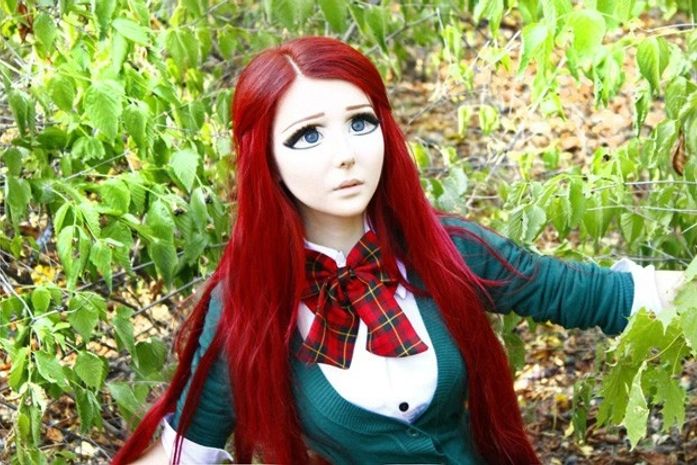 Jovem usa maquiagem para se tornar personagem de desenho na vida real