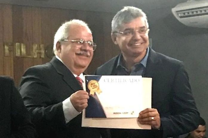Prefeito de Pão de Açúcar recebe homenagem por encerramento de lixão