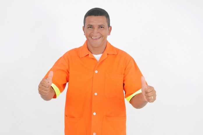 Em Maribondo, Gari que há três meses não recebe da prefeitura vira celebridade ao se eleger vereador sem dinheiro