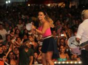 Viviane Araújo toca em show do grupo Revelação