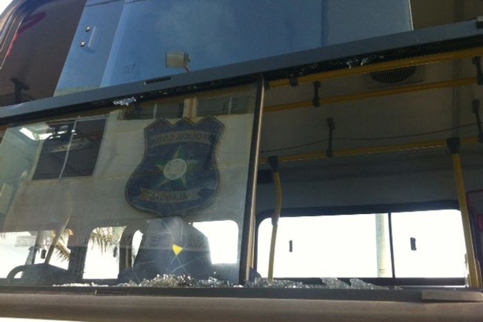 Homem é preso após quebrar vidro de ônibus na Ponta Verde