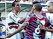 Jogador esfrega sangue no rosto em clássico na Série C