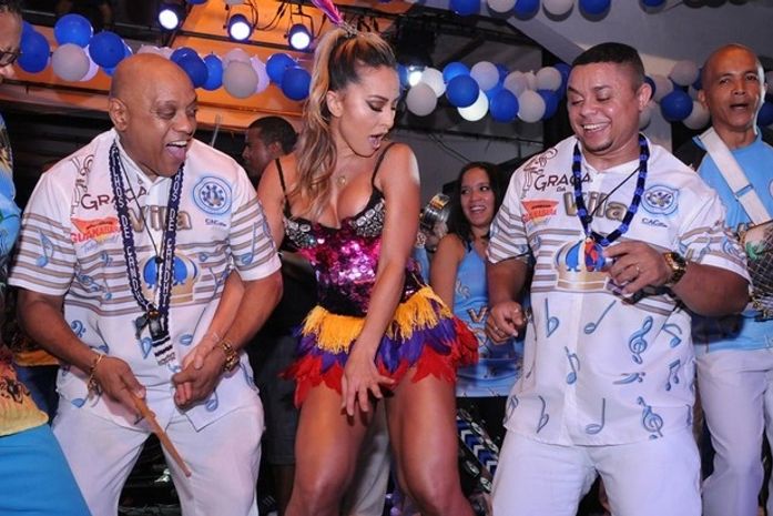 Decotada, Sabrina Sato mostra o rebolado em noite de samba no Rio