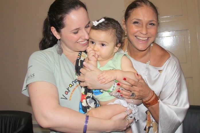 Fofura! Fafá de Belém curte a netinha Laura durante o Círio de Nazaré