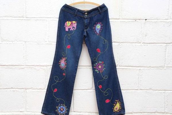 Calça com best sale aplicação de flores