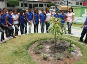 Iago (dir.) fala a colegas da equipe vencedora em União