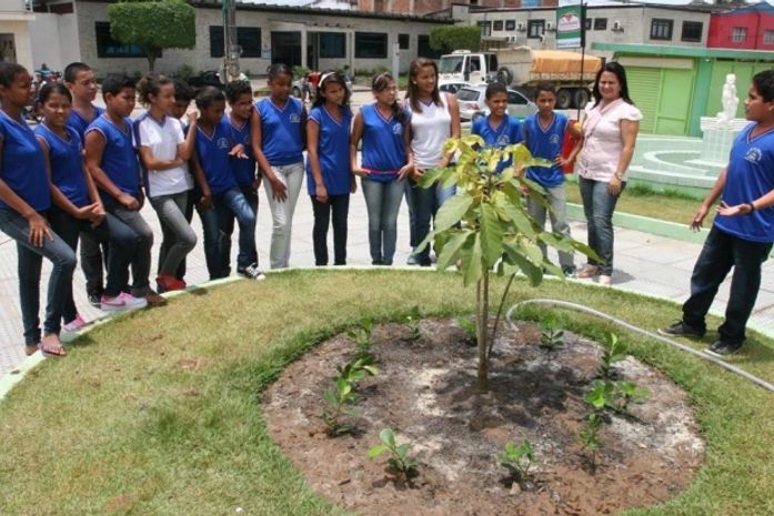 Iago (dir.) fala a colegas da equipe vencedora em União