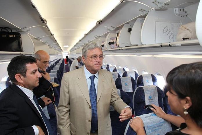 Teotonio com a secretario Danielle Novis dentro da aeronave