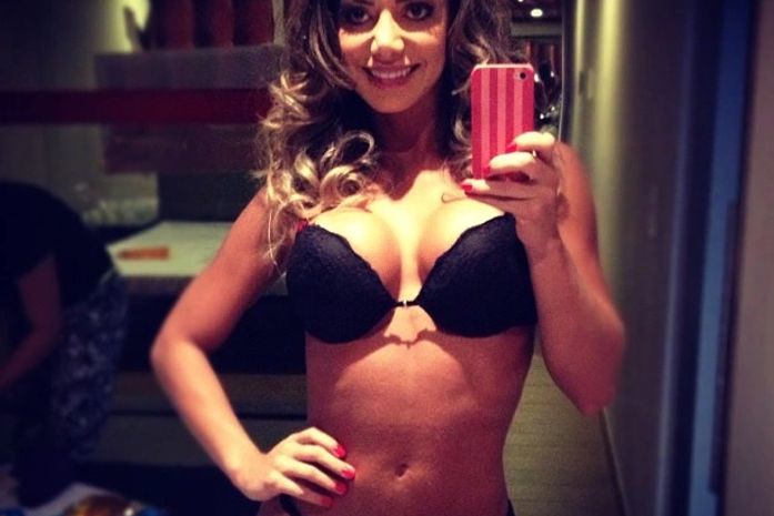 Graciella Carvalho posa em frente ao espelho e provoca: ‘Várias pra você’