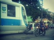 Congestionamento causa acidente entre carro  e VLT na Cambona