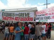 Servidores protestam por atraso de salários em Maribondo