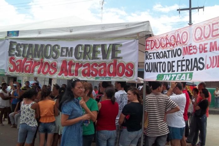 Servidores protestam por atraso de salários em Maribondo