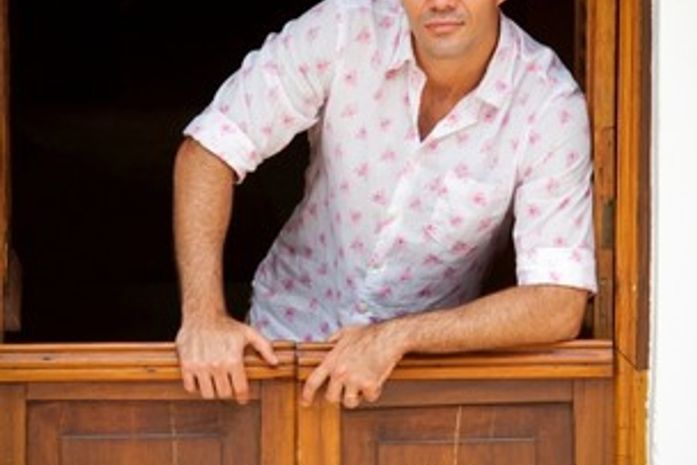 Juliano Cazarré diz a revista ser igual ao Adauto: 'Sou romântico e ingênuo'