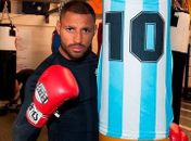 Boxeador treina batendo em camisa de Maradona