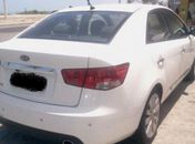 Jovens roubam carro, são perseguidos pela polícia e acabam presos