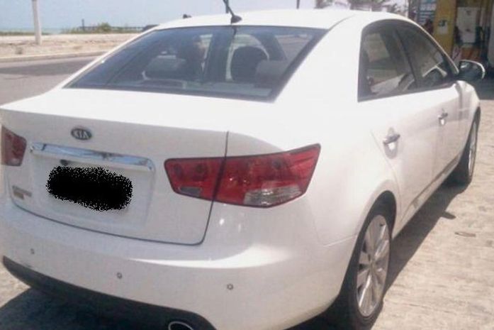 Jovens roubam carro, são perseguidos pela polícia e acabam presos