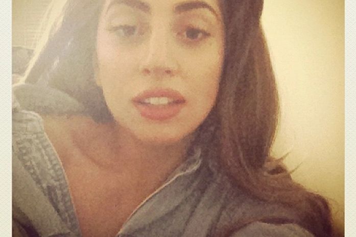 Coisa rara: Lady Gaga aparece de cara limpa em foto