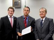 Deputados federais Jilmar Tatto (PT-SP) e Weliton Prado (PT-MG) com o senador Renan Calheiros (PMDB-AL) durante instalação da comissão mista para examinar a MP