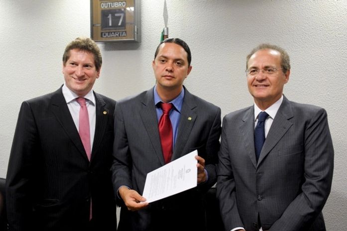 Deputados federais Jilmar Tatto (PT-SP) e Weliton Prado (PT-MG) com o senador Renan Calheiros (PMDB-AL) durante instalação da comissão mista para examinar a MP