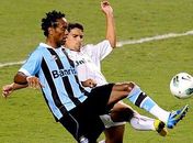 Grêmio arranca empate do líder Flu no RJ