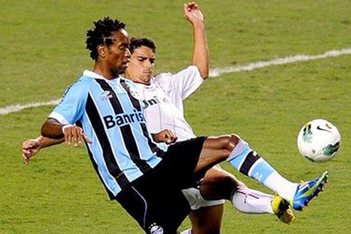 Grêmio arranca empate do líder Flu no RJ