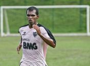 Richarlyson revela que usa 3 tipos de creme para a pele