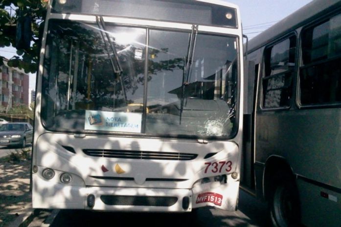 Acidente provocou danos no coletivo