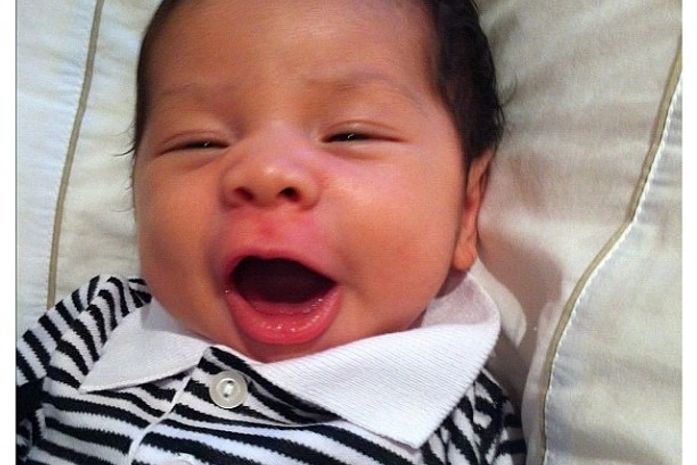 Dentinho mostra o filho, Bruno Lucas, com roupinha do Corinthians