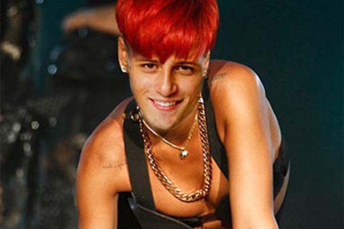 Na sinopse de Avenida Brasil, Roni seria travesti e Suélen se chamaria Greicekelly