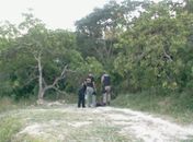 Policiais observam o corpo da vítima