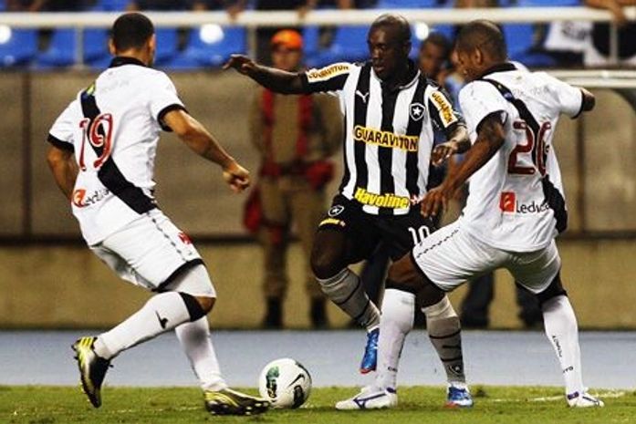 Botafogo vence clássico e afasta Vasco do G-4