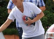 Com as calças molhadas, Britney Spears deixa academia em Los Angeles, nos Estados Unidos
