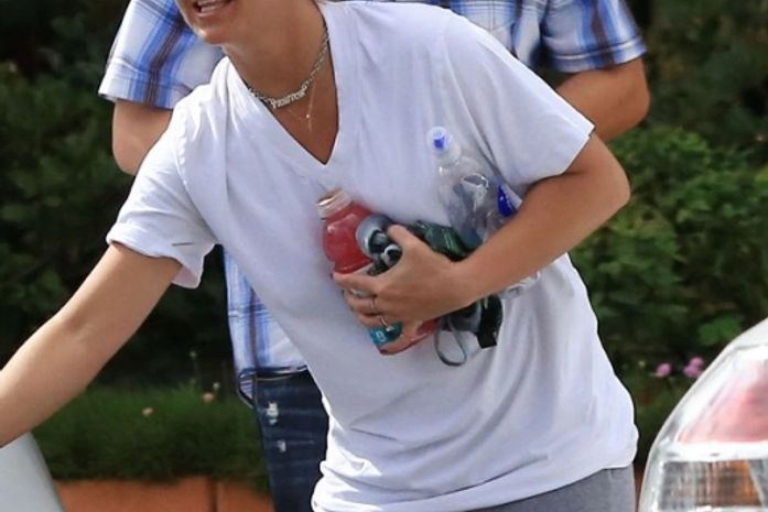 Com as calças molhadas, Britney Spears deixa academia em Los Angeles, nos Estados Unidos