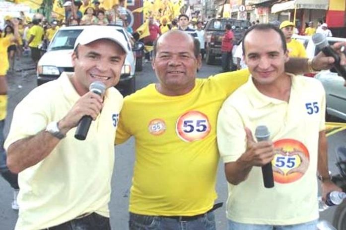 Hermes Marques de boné do lado esquerdo