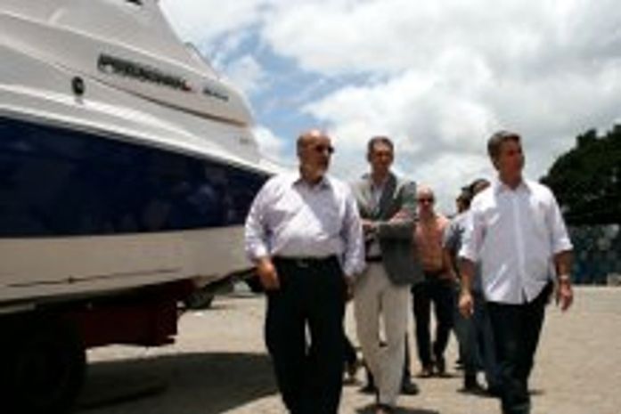 José Carlos e secretario Eduardo Setton no estaleiro de Rio Largo