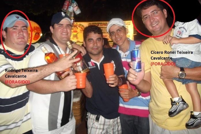 Foto postada no Facebook mostra Rodrigo Teixeira Cavalcante e Cícero Ronei Teixeira Cavalcanti (ambos no destaque)
