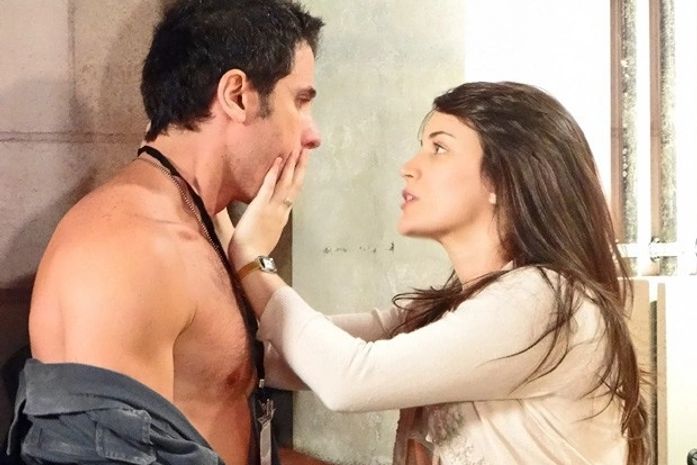 Carolina aposta no lado 'safada' e usa seu poder de sedução para enganar Ulisses