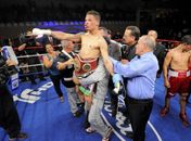 Em 1ª luta após se declarar gay, boxeador vence e detém título