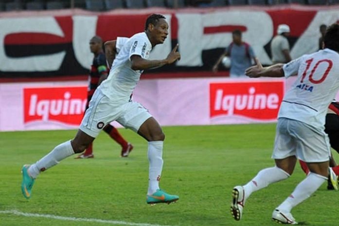 Atlético-PR bate Vitória fora e volta ao G-4